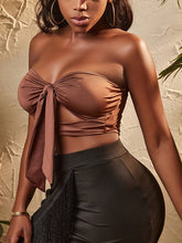 Verdeckte Brustpartie mit Schleife